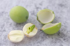 莲子心泡水喝的功效，莲子心和菊花泡水喝的功效